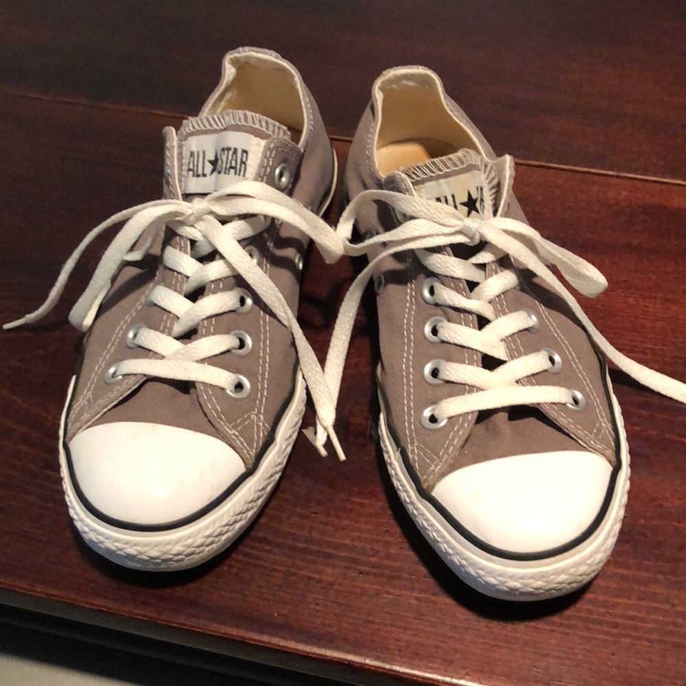 Converse Women’s Size 7 - low top grey